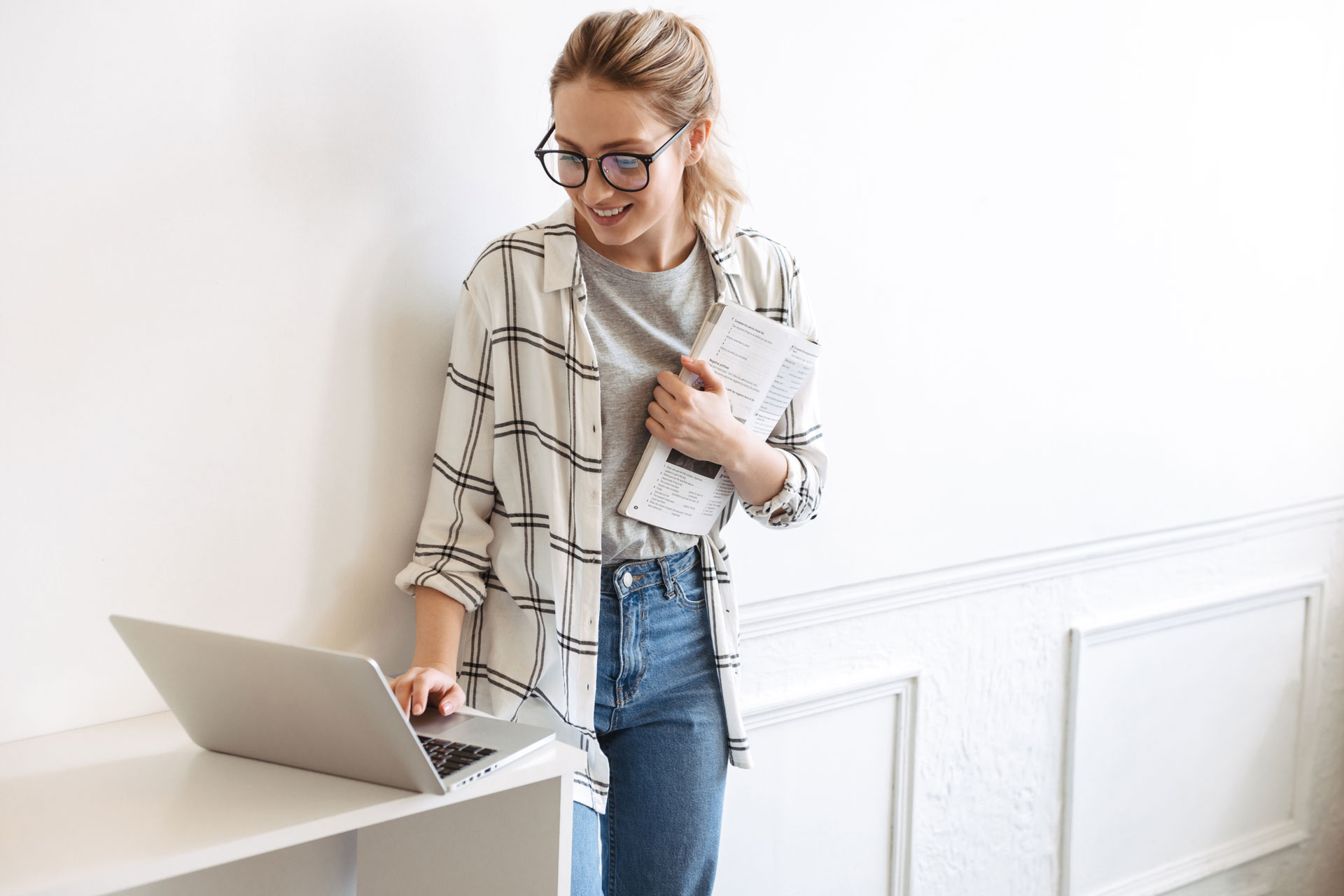 lovely young girl student studying with laptop NNVUKN4